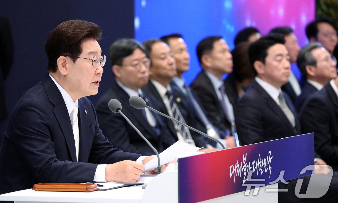 본문 이미지 - 이재명 대통령이 8일 청와대 영빈관에서 열린 취임 1주년 기자회견에서 발언하고 있다. 2026.6.8 ⓒ 뉴스1 허경 기자