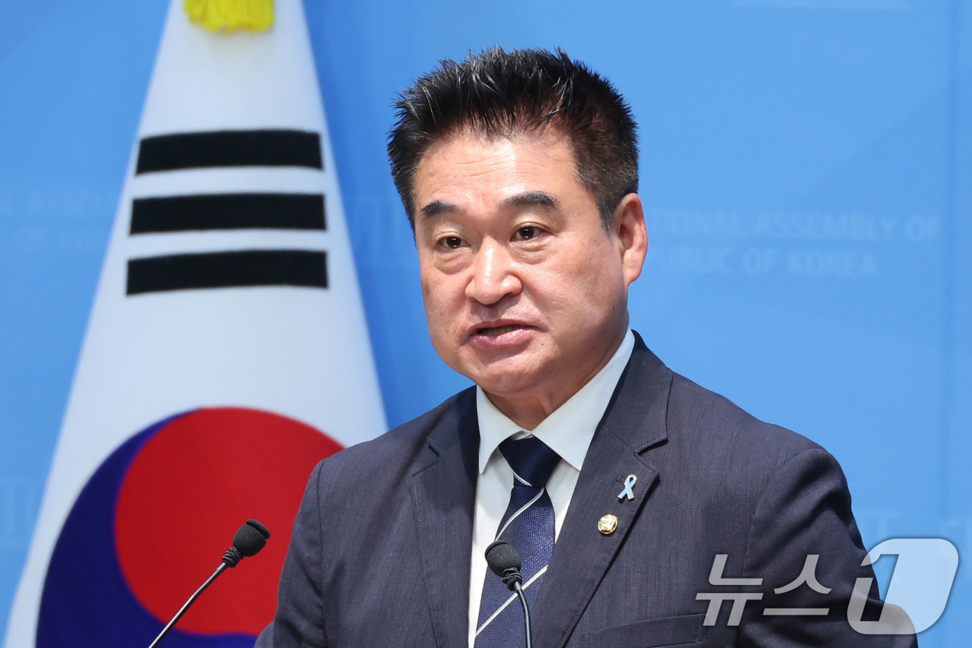 (서울=뉴스1) 신웅수 기자 = 최혁진 무소속 의원이 8일 서울 여의도 국회 소통관에서 더불어민주당 복당 기자회견을 하고 있다. 2026.6.8/뉴스1