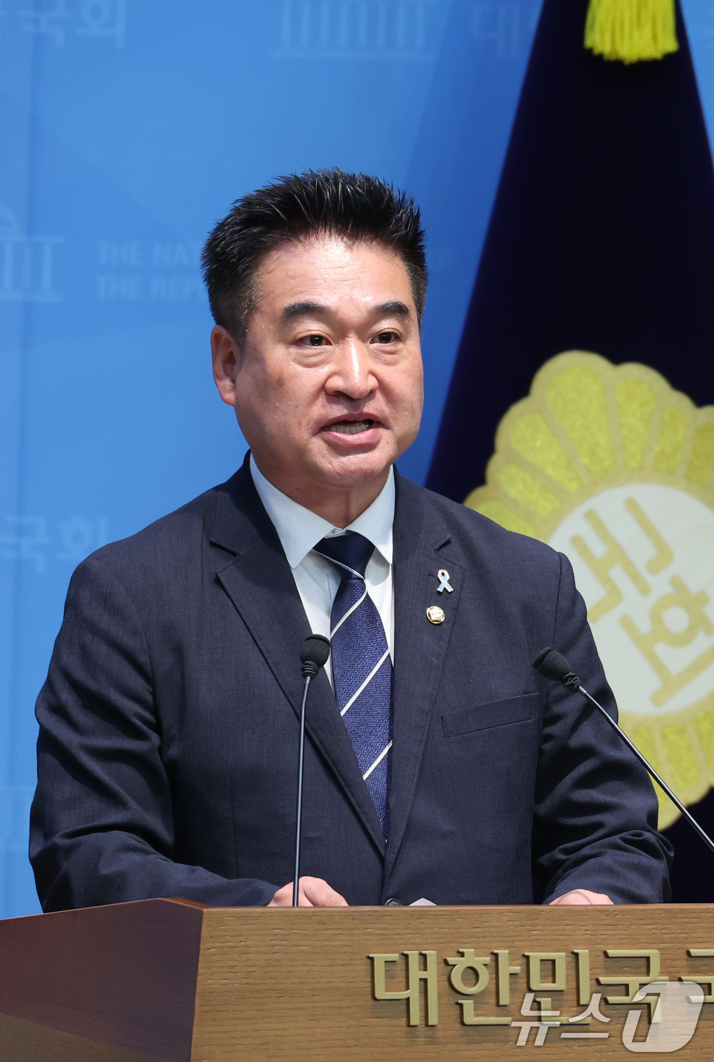 (서울=뉴스1) 신웅수 기자 = 최혁진 무소속 의원이 8일 서울 여의도 국회 소통관에서 더불어민주당 복당 기자회견을 하고 있다. 2026.6.8/뉴스1
