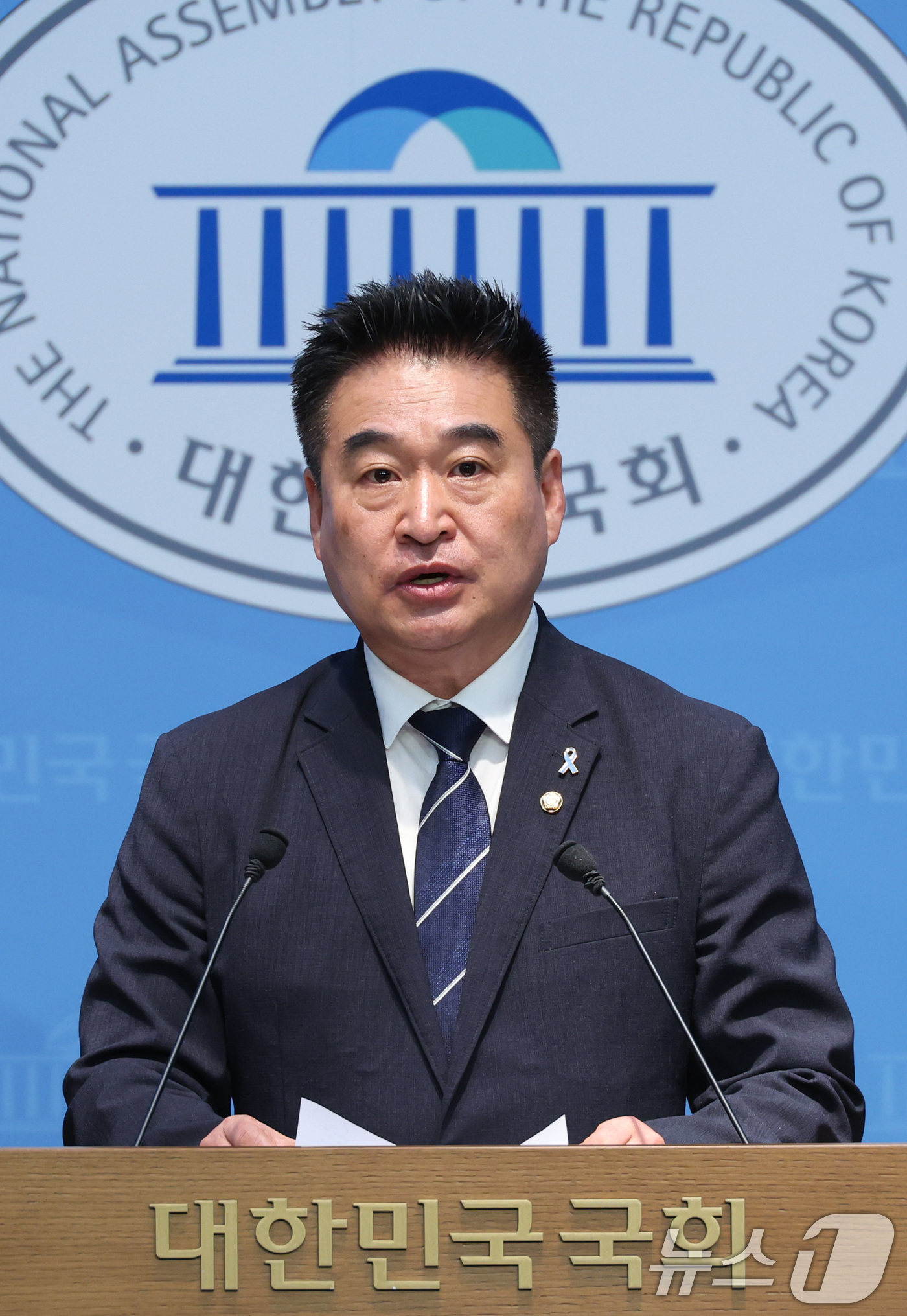 (서울=뉴스1) 신웅수 기자 = 최혁진 무소속 의원이 8일 서울 여의도 국회 소통관에서 더불어민주당 복당 기자회견을 하고 있다. 2026.6.8/뉴스1