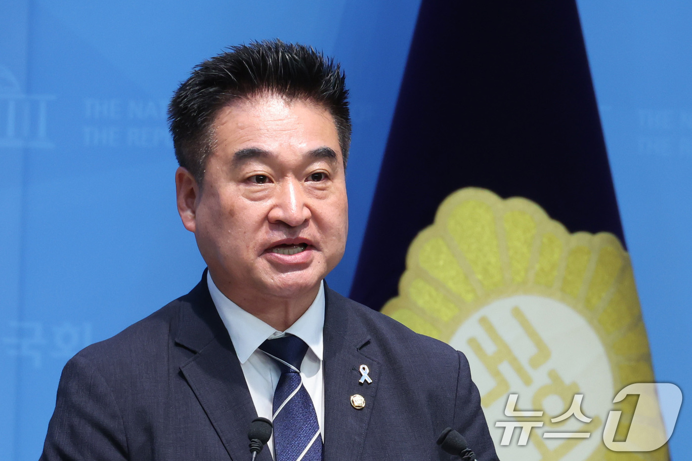 (서울=뉴스1) 신웅수 기자 = 최혁진 무소속 의원이 8일 서울 여의도 국회 소통관에서 더불어민주당 복당 기자회견을 하고 있다. 2026.6.8/뉴스1
