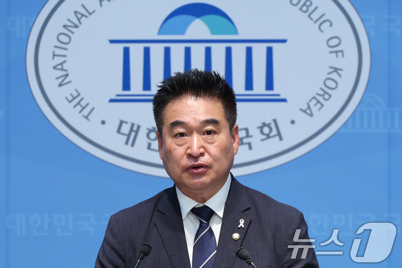 본문 이미지 - 최혁진 무소속 의원이 지난 8일 서울 여의도 국회 소통관에서 더불어민주당 복당 기자회견을 하고 있다. 2026.6.8 ⓒ 뉴스1 신웅수 기자
