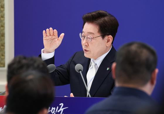 질문에 답변하는 이재명 대통령