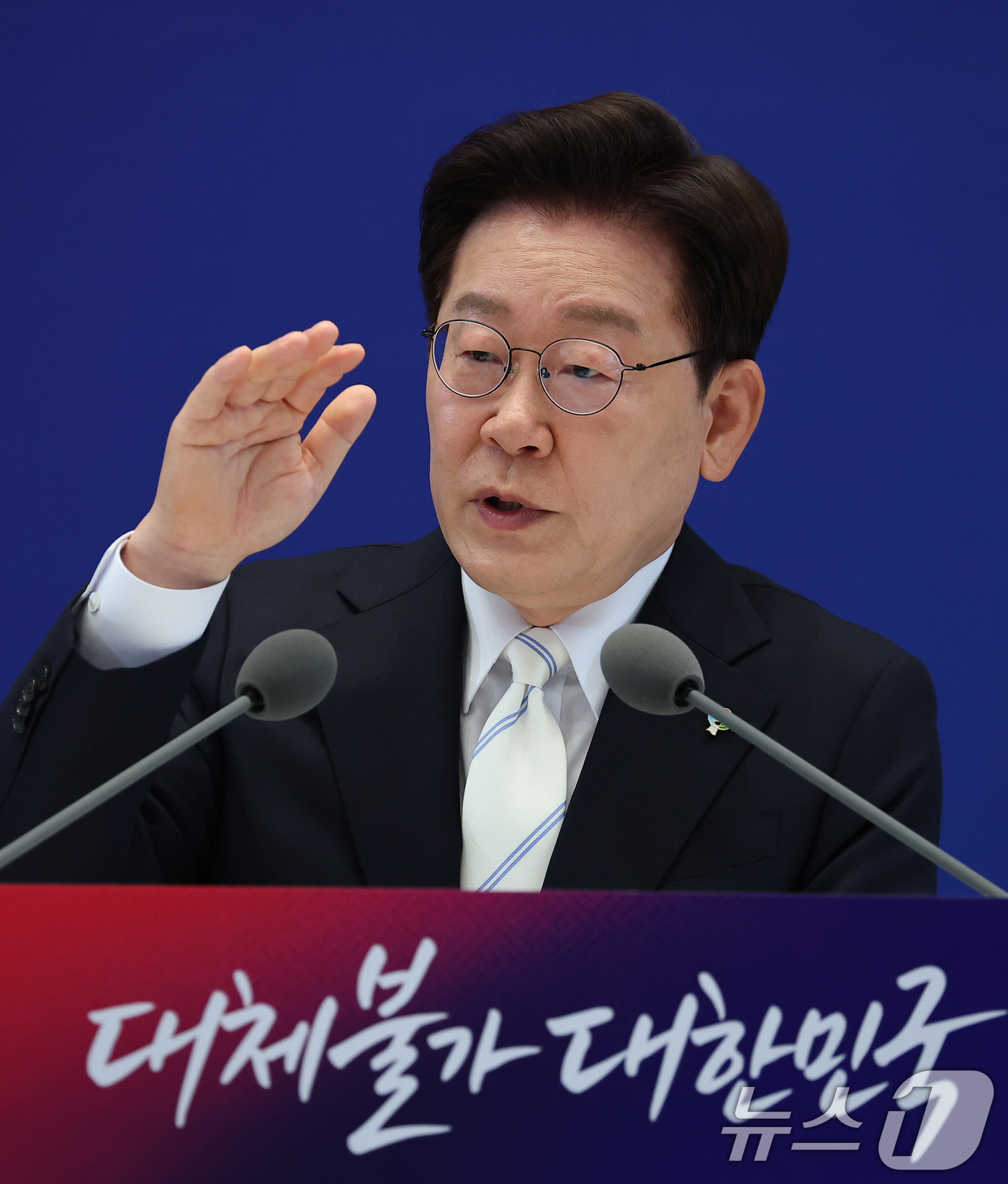 (서울=뉴스1) 허경 기자 = 이재명 대통령이 8일 청와대 영빈관에서 열린 취임 1주년 기자회견에서 취재진 질문에 답변하고 있다. 2026.6.8/뉴스1