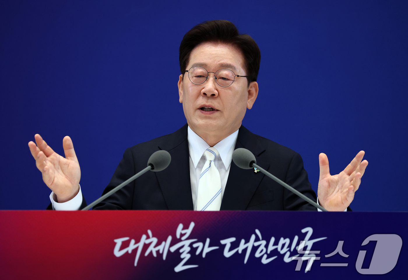 (서울=뉴스1) 허경 기자 = 이재명 대통령이 8일 청와대 영빈관에서 열린 취임 1주년 기자회견에서 취재진 질문에 답변하고 있다. 2026.6.8/뉴스1