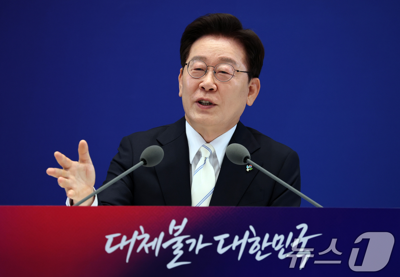 (서울=뉴스1) 허경 기자 = 이재명 대통령이 8일 청와대 영빈관에서 열린 취임 1주년 기자회견에서 취재진 질문에 답변하고 있다. 2026.6.8/뉴스1
