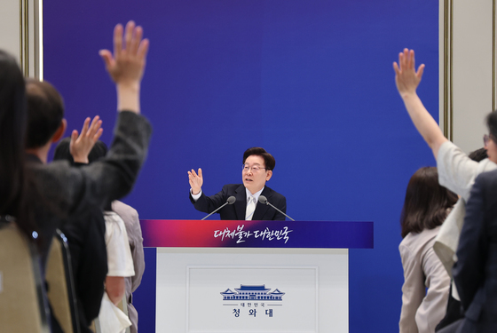 취재진 지목하는 이재명 대통령