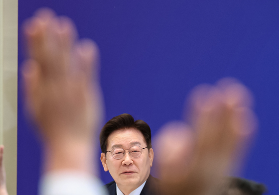 취재진 질문 받는 이재명 대통령