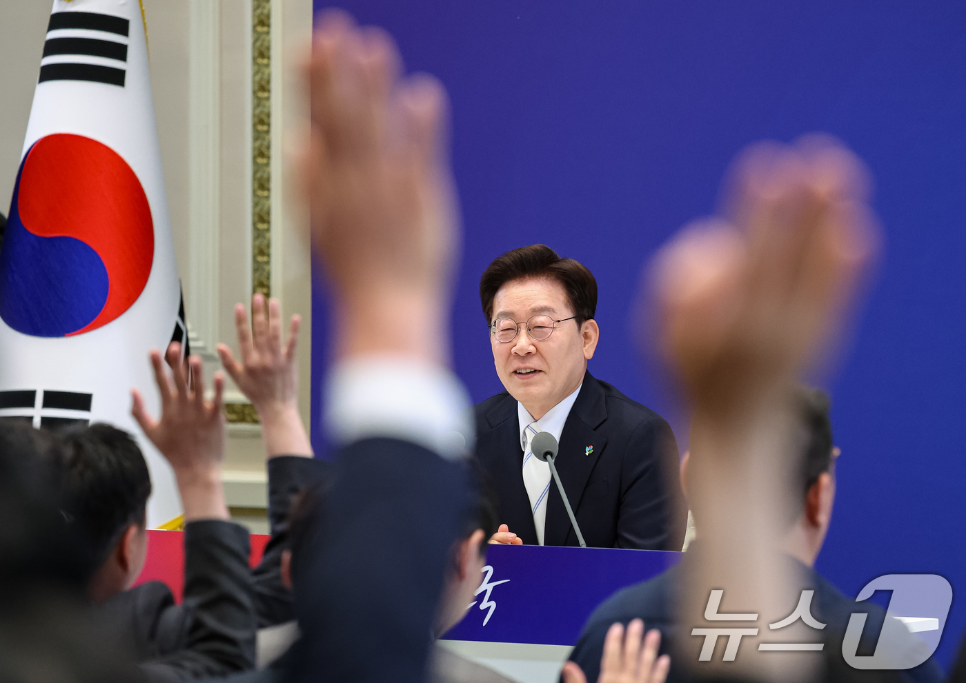(서울=뉴스1) 허경 기자 = 이재명 대통령이 8일 청와대 영빈관에서 열린 취임 1주년 기자회견에서 기자들의 질문을 받고 있다. 2026.6.8/뉴스1