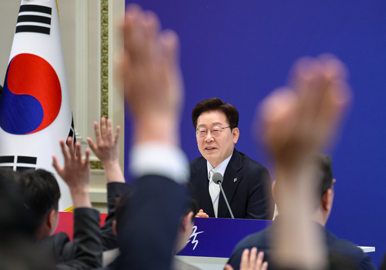 취재진 질문 받는 이재명 대통령