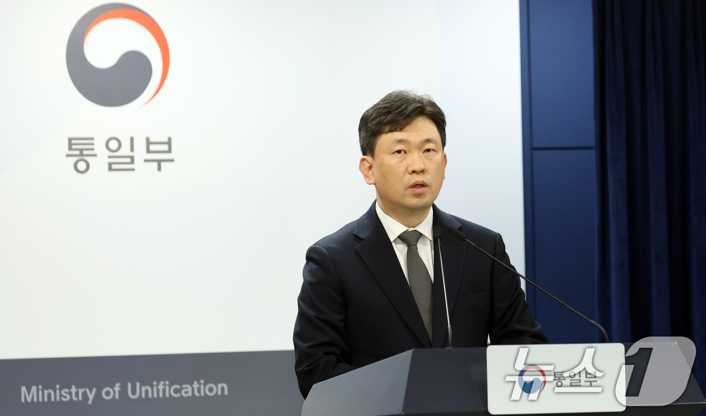 (서울=뉴스1) 김명섭 기자 = 윤민호 통일부 대변인이 8일 오전 서울 종로구 세종대로 정부서울청사에서 정례브리핑을 하고 있다.  2026.6.8/뉴스1