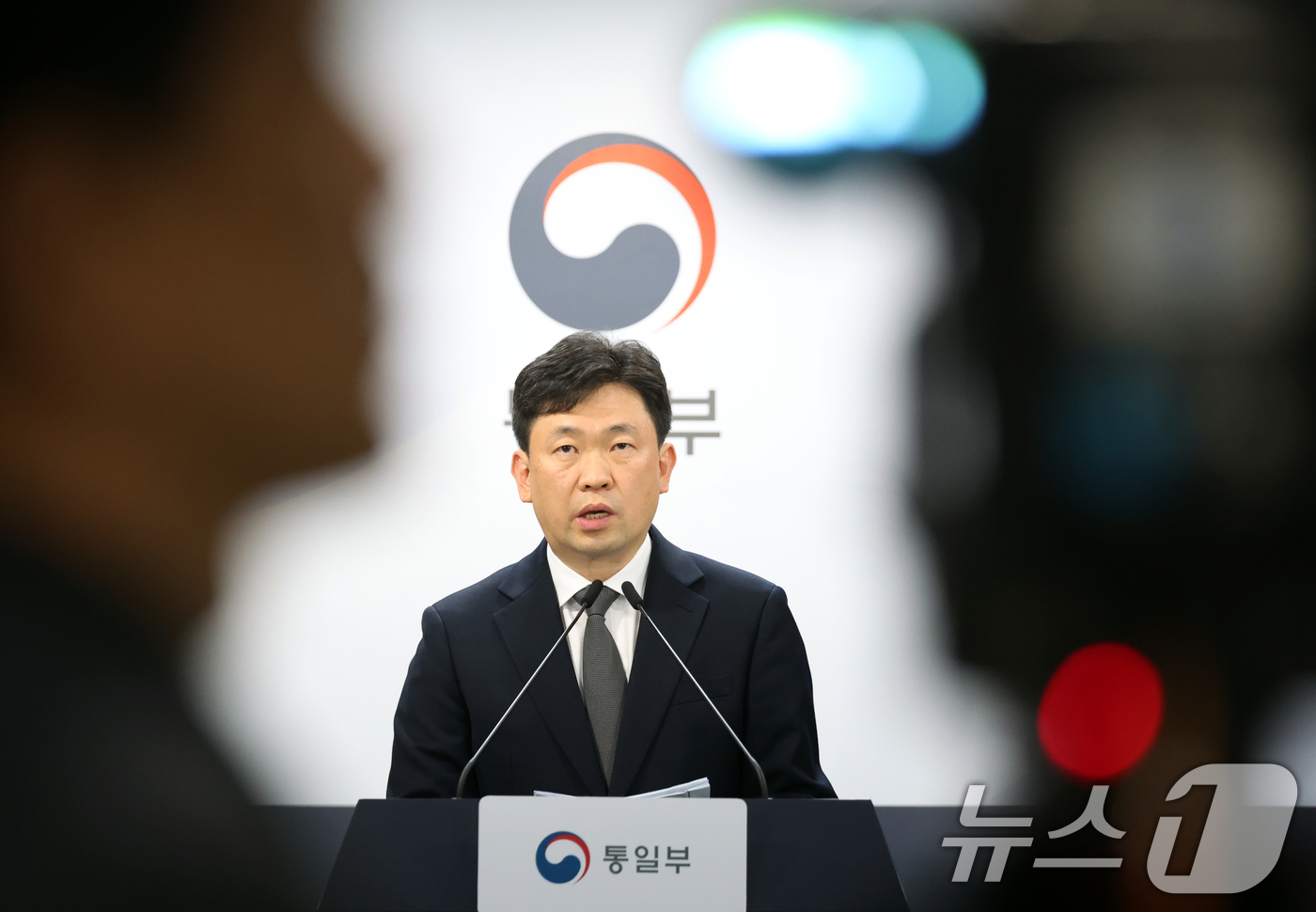 (서울=뉴스1) 김명섭 기자 = 윤민호 통일부 대변인이 8일 오전 서울 종로구 세종대로 정부서울청사에서 정례브리핑을 하고 있다.  2026.6.8/뉴스1