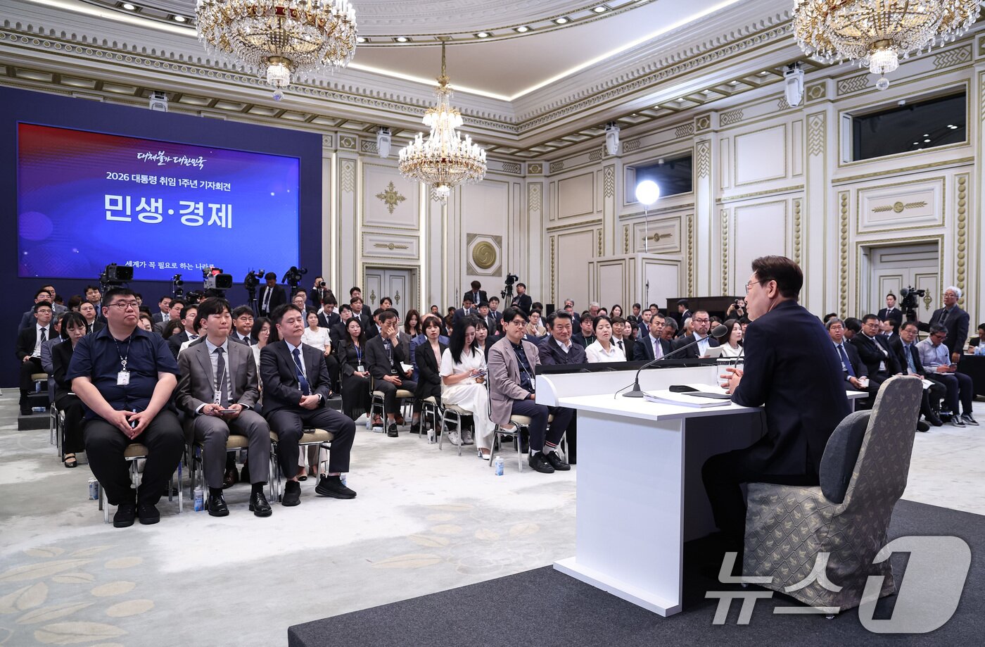 본문 이미지 - 이재명 대통령이 8일 청와대 영빈관에서 열린 취임 1주년 기자회견에서 취재진 질문에 답변하고 있다. 2026.6.8 ⓒ 뉴스1 허경 기자
