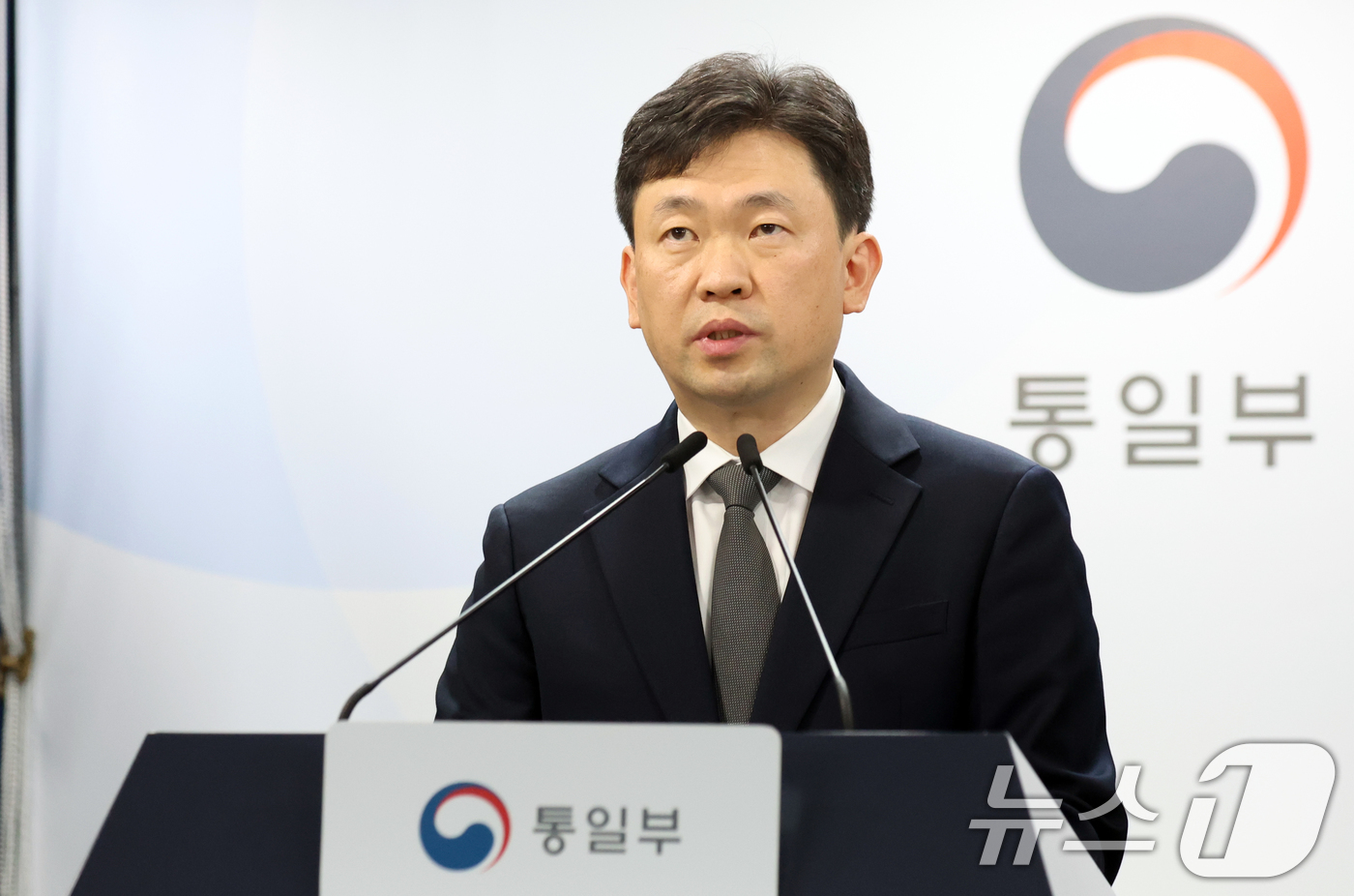 (서울=뉴스1) 김명섭 기자 = 윤민호 통일부 대변인이 8일 오전 서울 종로구 세종대로 정부서울청사에서 정례브리핑을 하고 있다.  2026.6.8/뉴스1