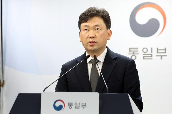 브리핑하는 윤민호 통일부 대변인