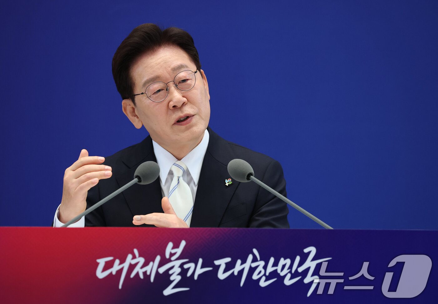 본문 이미지 - 이재명 대통령이 8일 청와대 영빈관에서 열린 취임 1주년 기자회견에서 취재진 질문에 답변하고 있다. 2026.6.8 ⓒ 뉴스1 허경 기자