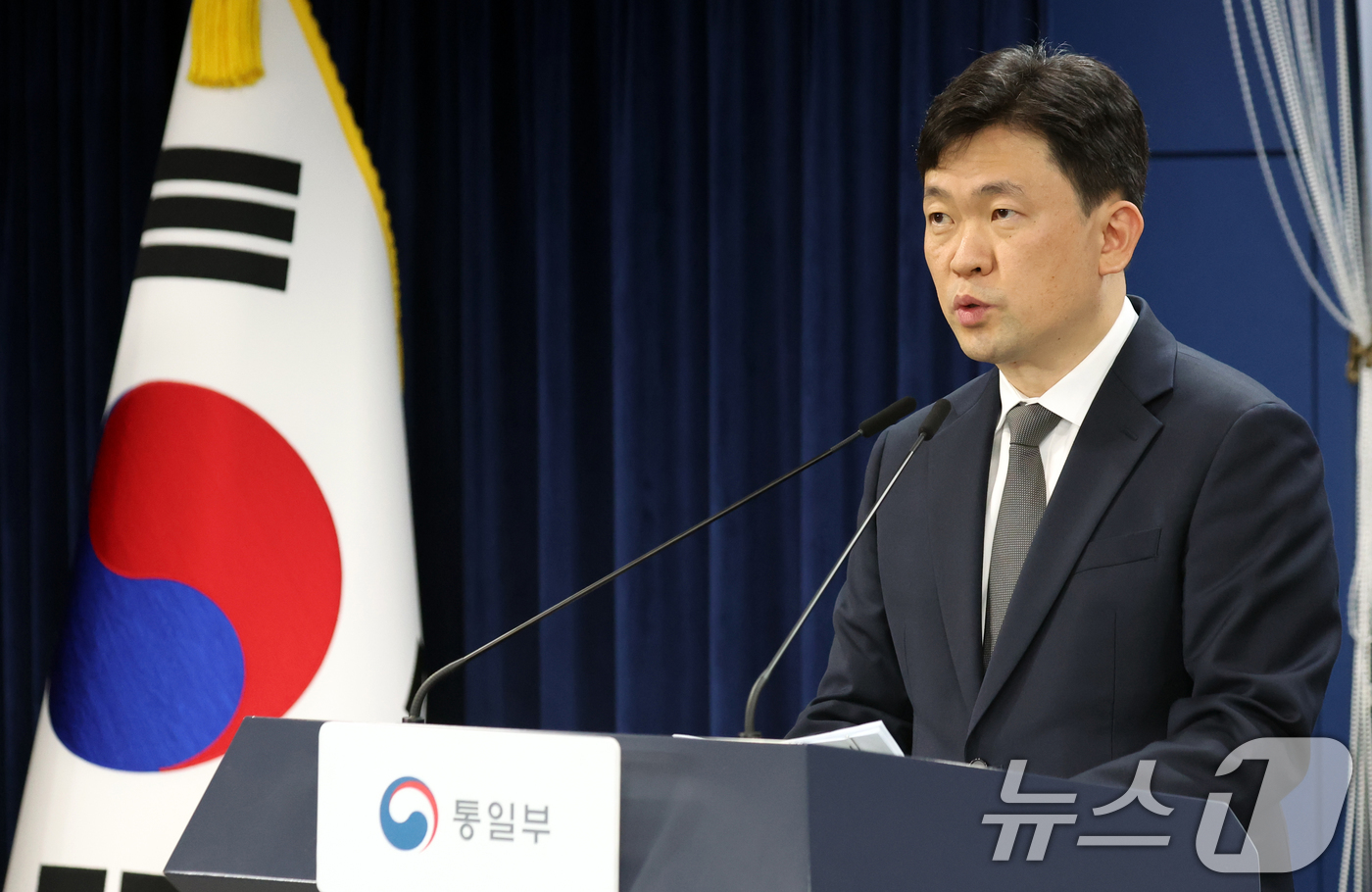 (서울=뉴스1) 김명섭 기자 = 윤민호 통일부 대변인이 8일 오전 서울 종로구 세종대로 정부서울청사에서 정례브리핑을 하고 있다.  2026.6.8/뉴스1