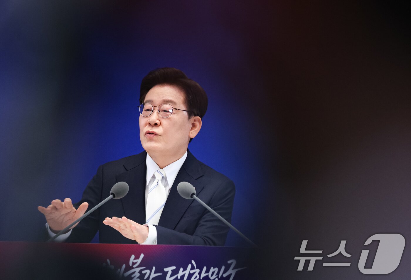 본문 이미지 - 이재명 대통령이 8일 청와대 영빈관에서 열린 취임 1주년 기자회견에서 취재진 질문에 답변하고 있다. 2026.6.8 ⓒ 뉴스1 허경 기자