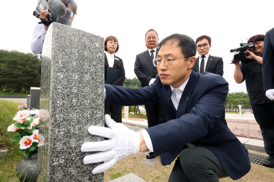 당선증 들고 5·18묘지 찾은 김상욱…"영남에 민주주의 씨앗 뿌리겠다"