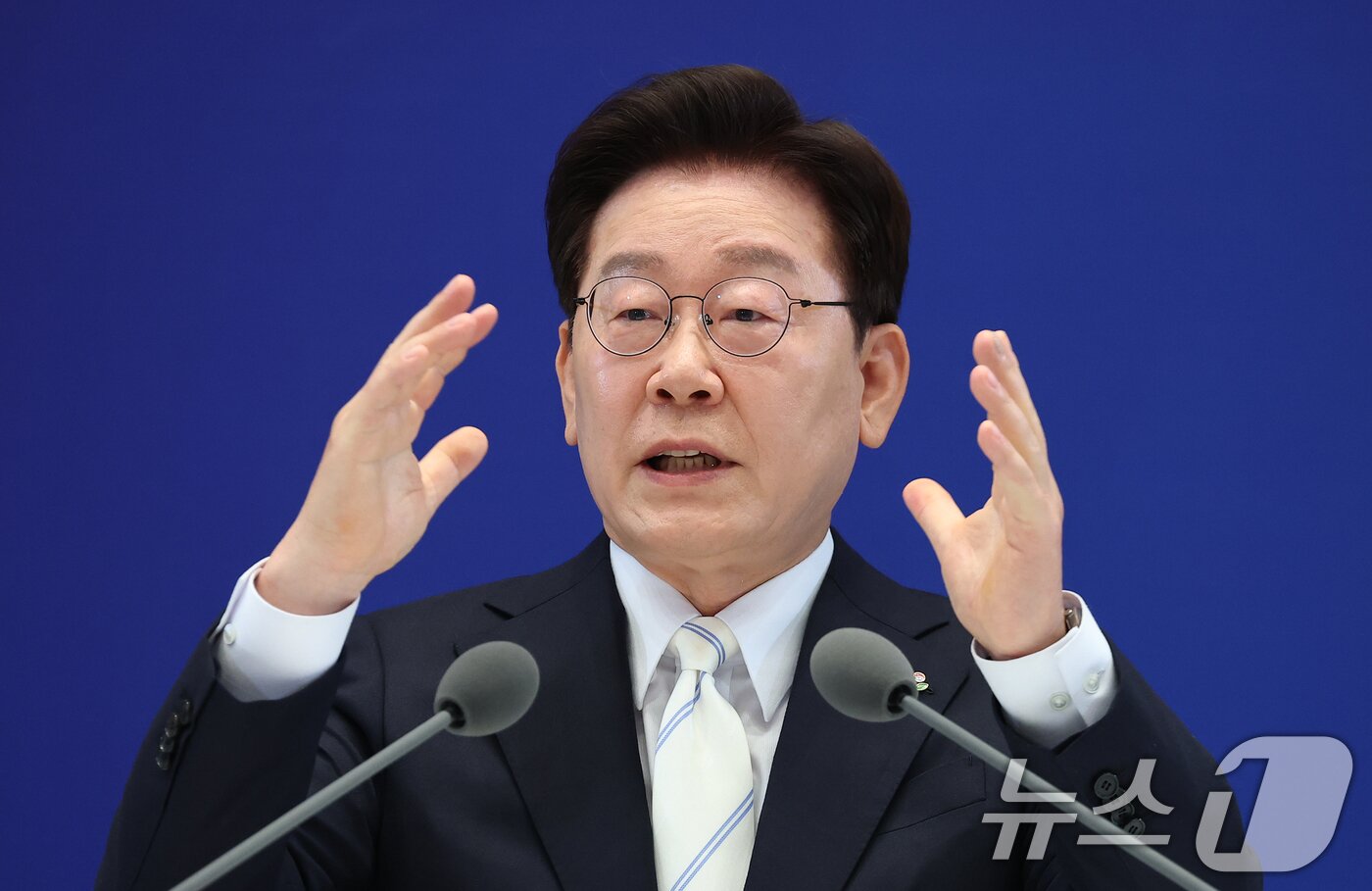본문 이미지 - 이재명 대통령이 8일 청와대 영빈관에서 열린 취임 1주년 기자회견에서 취재진 질문에 답변하고 있다. 2026.6.8 ⓒ 뉴스1 허경 기자