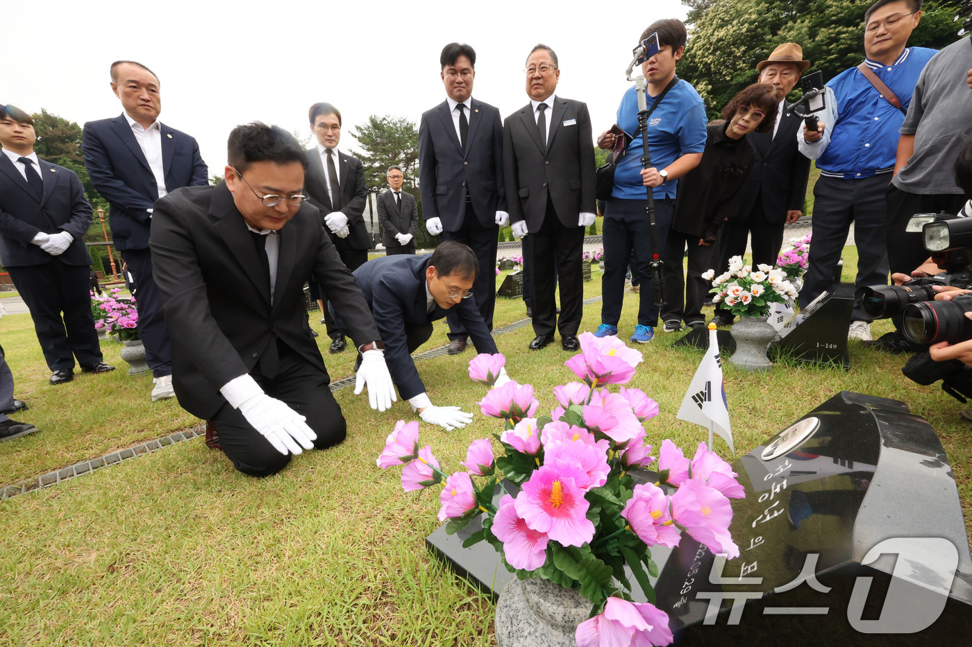 (광주=뉴스1) 박지현 기자 = 김상욱 울산시장 당선인이 8일 당선증을 가지고 광주 북구 운정동 국립5·18민주묘지 2묘역을 찾아 참배한 후 정동년 선생에 큰절을 올리고 있다. 2 …