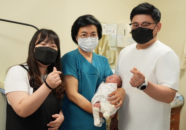 쌍둥이 첫째 잃었지만 22주 버텨 둘째 출산…"성모병원에 감사"