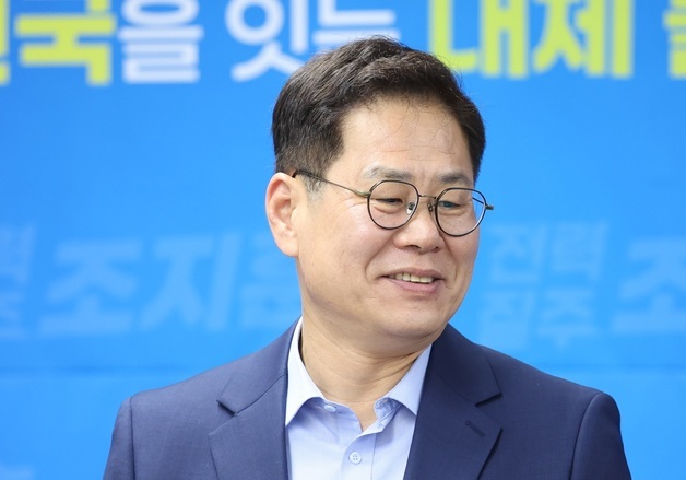환하게 웃으며 기자회견 시작하는 조지훈 당선인
