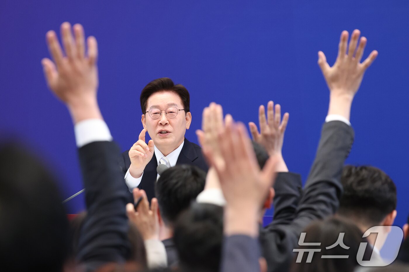 본문 이미지 - 이재명 대통령이 8일 청와대 영빈관에서 열린 취임 1주년 기자회견에서 기자들의 질문을 받고 있다. 2026.6.8 ⓒ 뉴스1 허경 기자