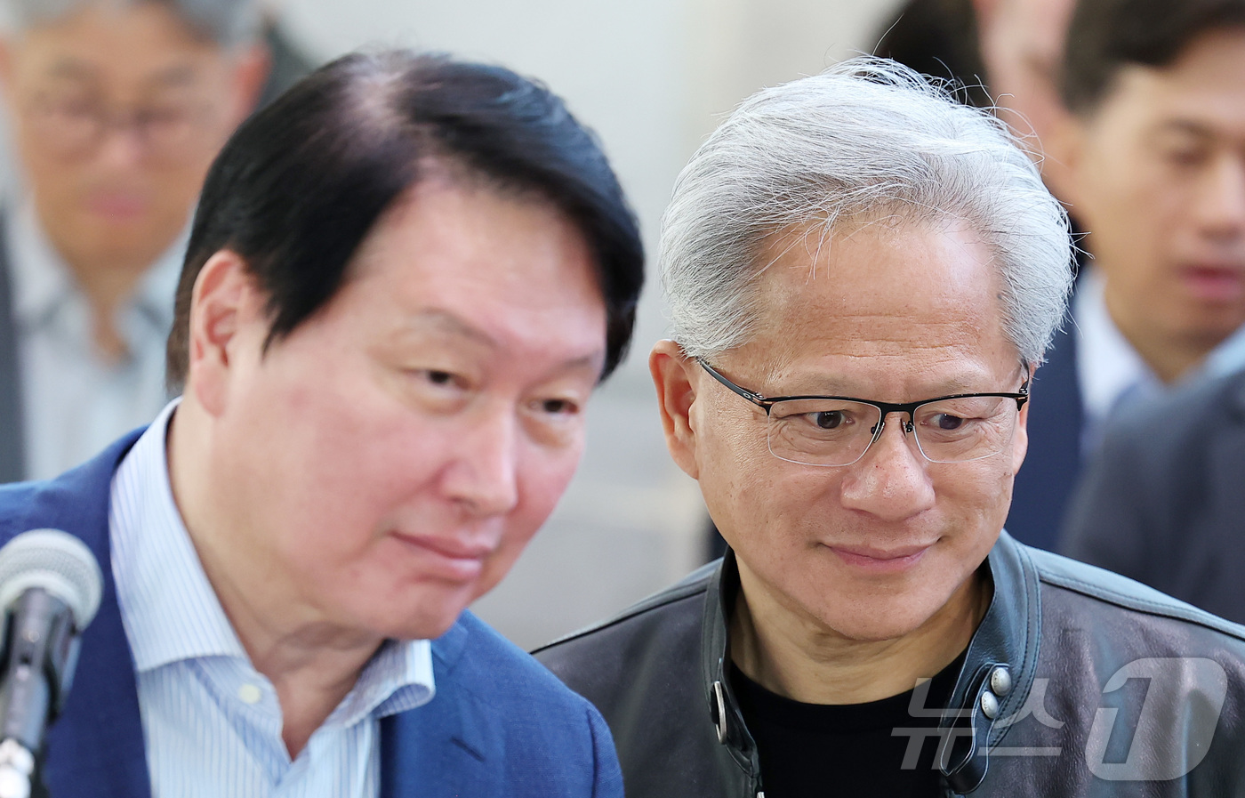 (서울=뉴스1) 김성진 기자 = 젠슨 황 엔비디아 최고경영자(CEO)와 최태원 SK그룹 회장이 8일 오전 서울 종로구 SK 서린빌딩에서 열린 엔비디아-SK 협력 관련 언론브리핑에서 …