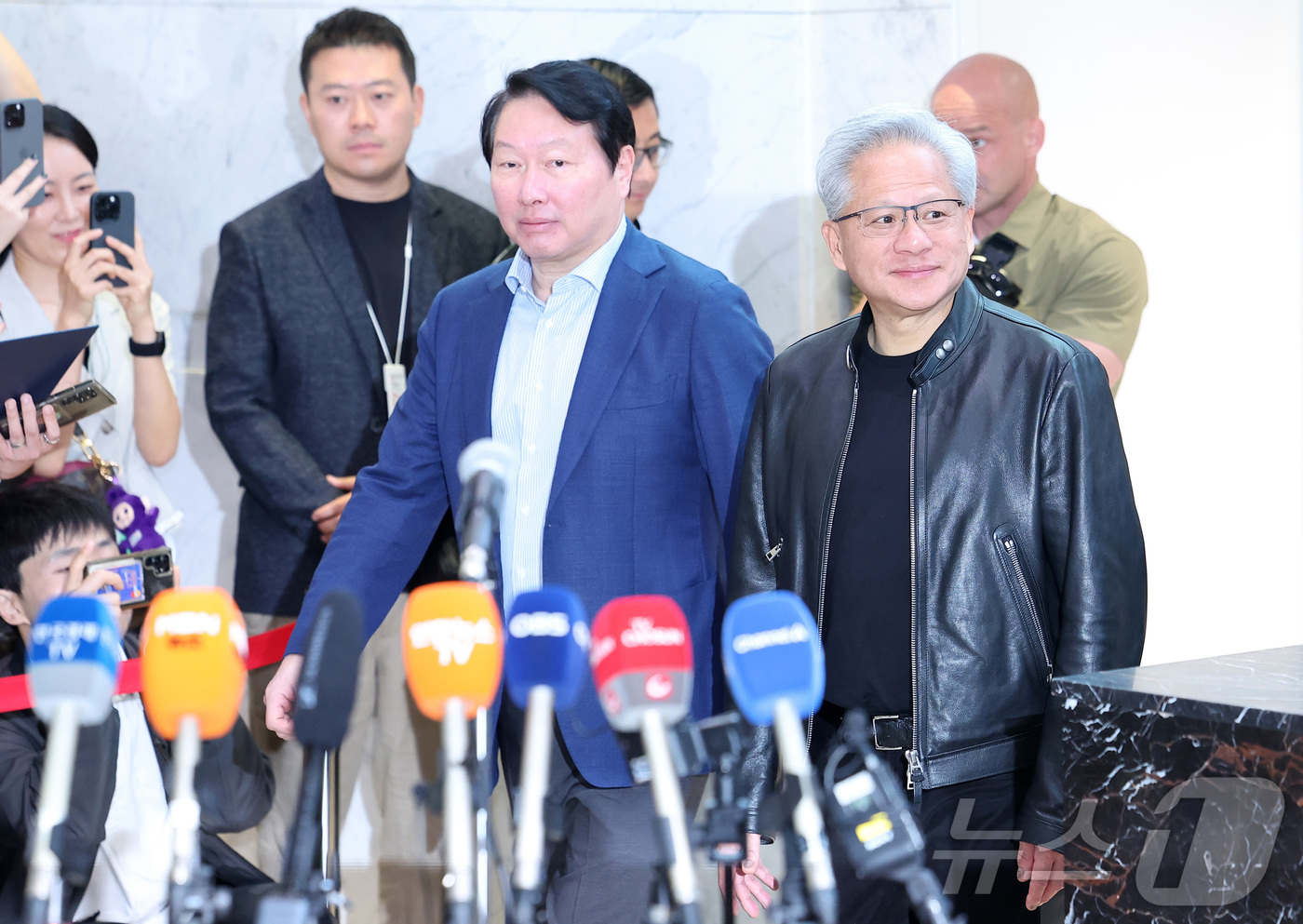(서울=뉴스1) 김성진 기자 = 젠슨 황 엔비디아 최고경영자(CEO)와 최태원 SK그룹 회장이 8일 오전 서울 종로구 SK 서린빌딩에서 열린 엔비디아-SK 협력 관련 언론브리핑에 …