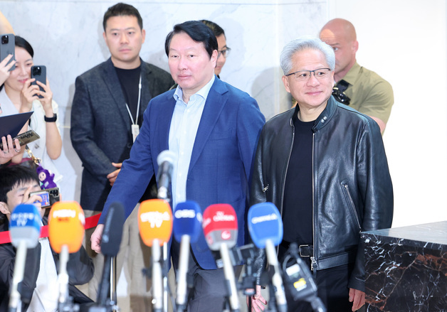 엔비디아·SK 협력 관련 언론브리핑 나선 젠슨 황·최태원 회장