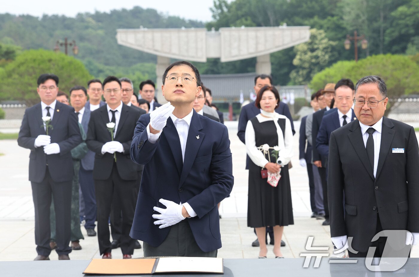 본문 이미지 - 김상욱 울산시장 당선인이 8일 광주 북구 운정동 국립5·18민주묘지를 찾아 오월영령에 분향하고 있다. 2026.6.8 ⓒ 뉴스1 박지현 기자