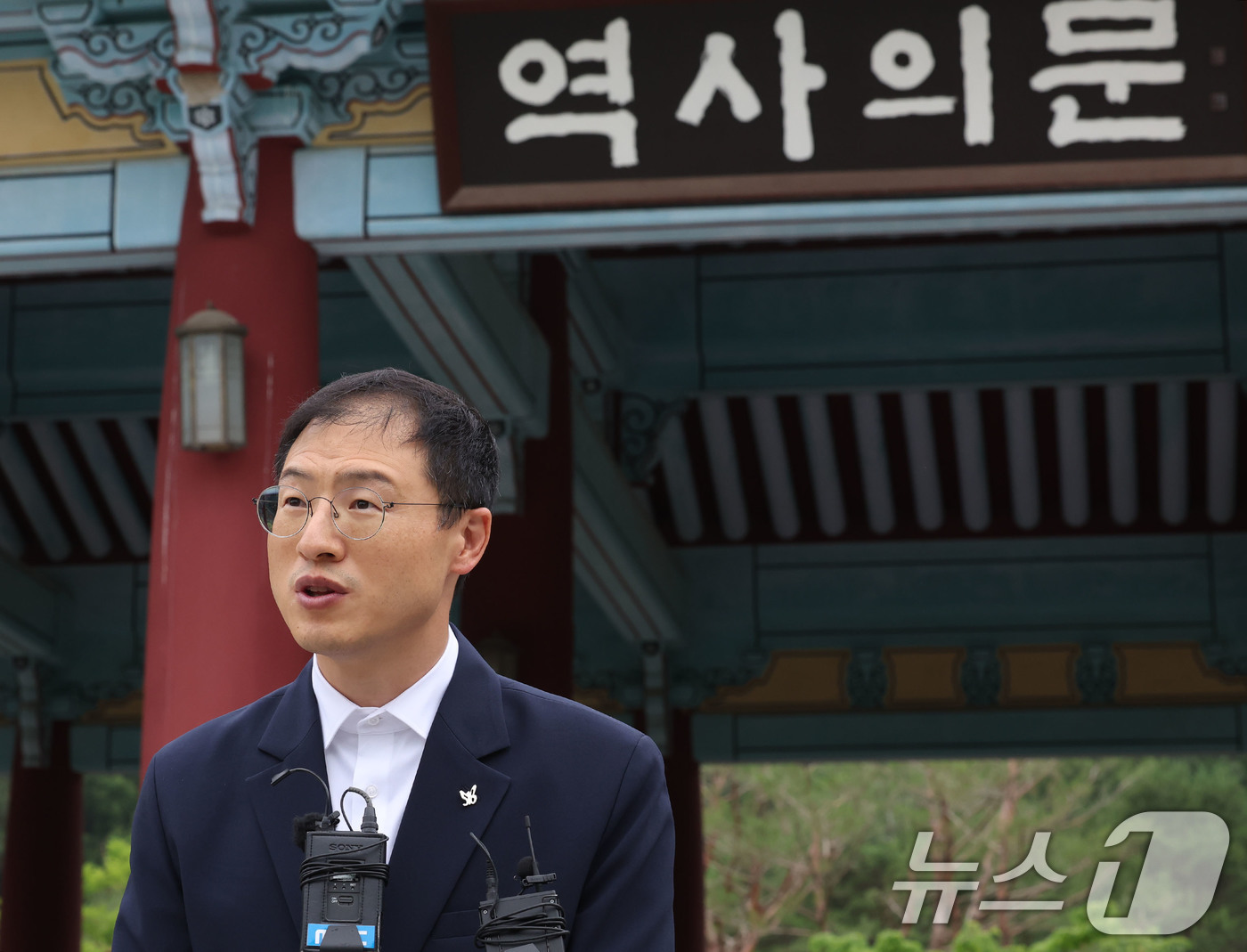 (광주=뉴스1) 박지현 기자 = 김상욱 울산시장 당선인이 8일 광주 북구 운정동 국립5·18민주묘지를 찾아 참배한 후 역사의문 앞에서 취재진 질문에 답변하고 있다. 2026.6.8 …