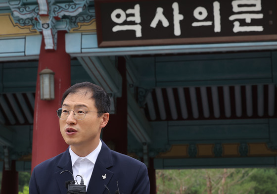 역사의문 앞 김상욱 울산시장 당선인