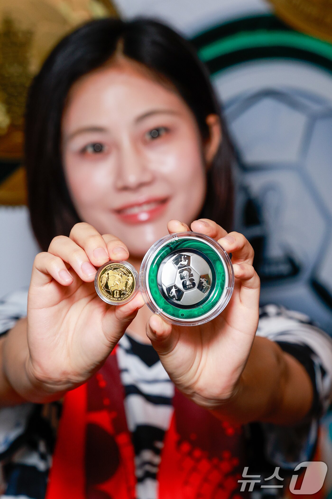 본문 이미지 - 8일 서울 중구 주한캐나다대사관에서 열린 'FIFA 월드컵 2026' 공식 기념주화 출시 행사에서 모델이 주화를 들어 보이고 있다. 2026.6.8 ⓒ 뉴스1 안은나 기자