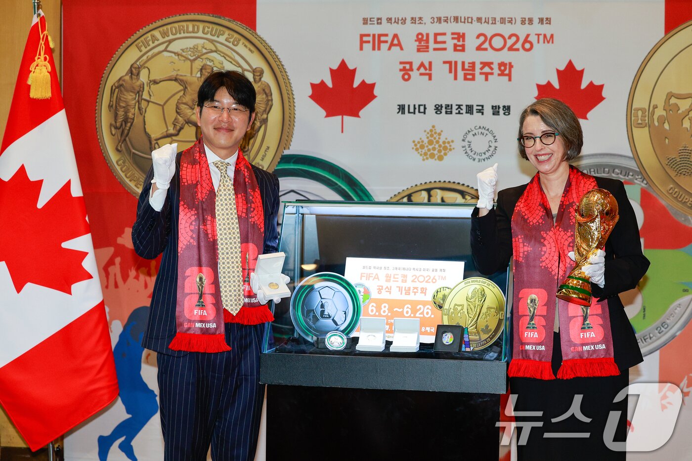 본문 이미지 - 전 국가대표 축구선수 박주호(왼쪽), 애슐리 멀루니 주한 캐나다 대사대리가 8일 서울 중구 주한캐나다대사관에서 열린 'FIFA 월드컵 2026' 공식 기념주화 출시 행사에서 기념 촬영을 하고 있다. 2026.6.8 ⓒ 뉴스1 안은나 기자