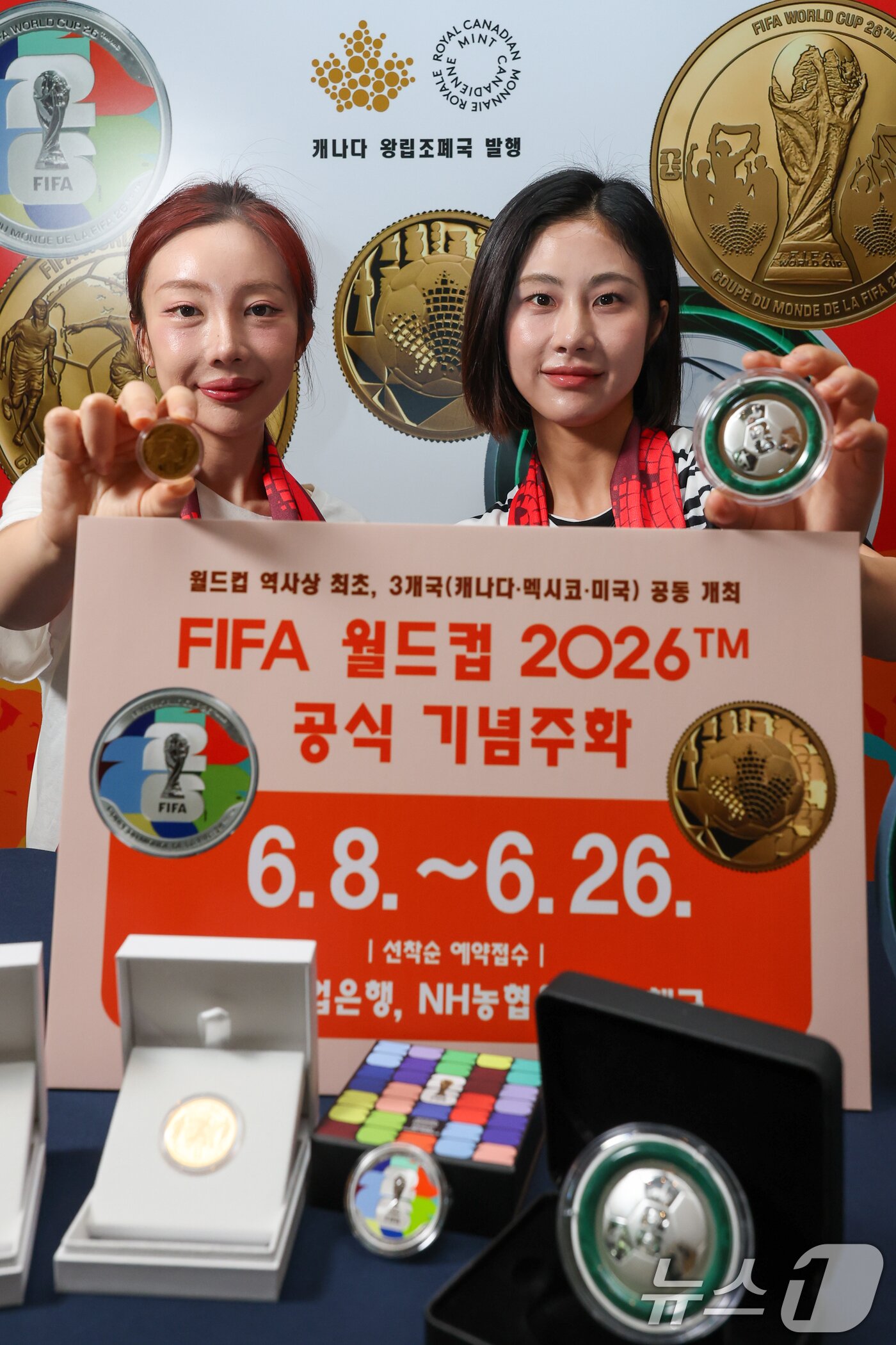 본문 이미지 - 8일 서울 중구 주한캐나다대사관에서 열린 'FIFA 월드컵 2026' 공식 기념주화 출시 행사에서 모델들이 주화를 들어 보이고 있다. 2026.6.8 ⓒ 뉴스1 안은나 기자