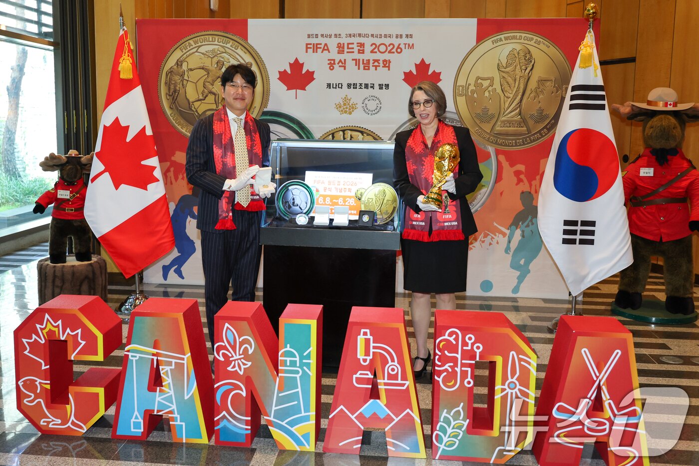 본문 이미지 - 전 국가대표 축구선수 박주호(왼쪽), 애슐리 멀루니 주한 캐나다 대사대리가 8일 서울 중구 주한캐나다대사관에서 열린 'FIFA 월드컵 2026' 공식 기념주화 출시 행사에서 기념 촬영을 하고 있다. 2026.6.8 ⓒ 뉴스1 안은나 기자