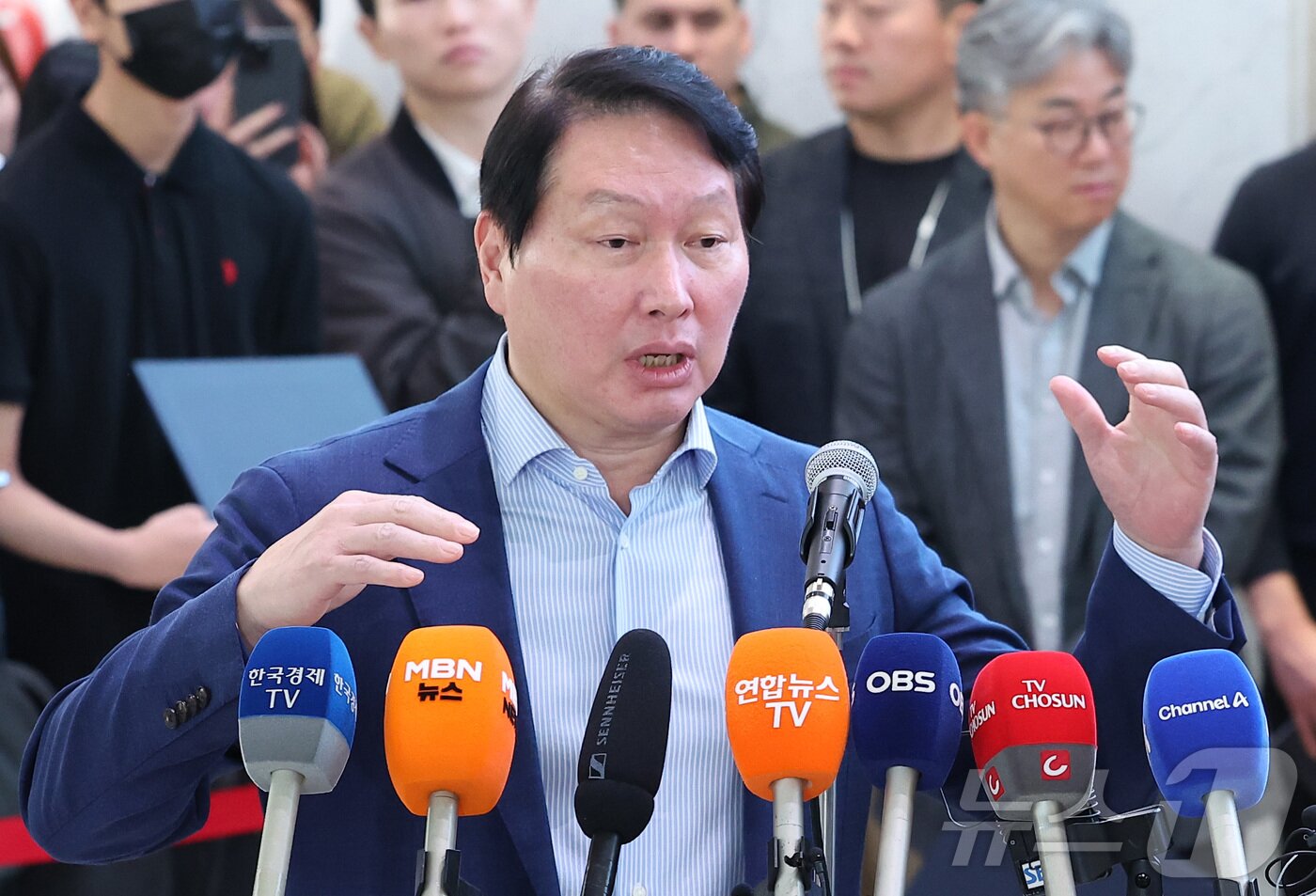 본문 이미지 - 최태원 SK그룹 회장이 8일 오전 서울 종로구 SK 서린빌딩에서 엔비디아-SK 협력 관련 언론브리핑을 하고 있다. 2026.6.8 ⓒ 뉴스1 김성진 기자