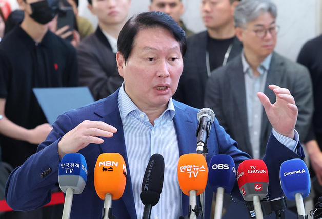 SK 최태원, 대담서 글로벌 투자자에 AI 반도체 청사진 공개