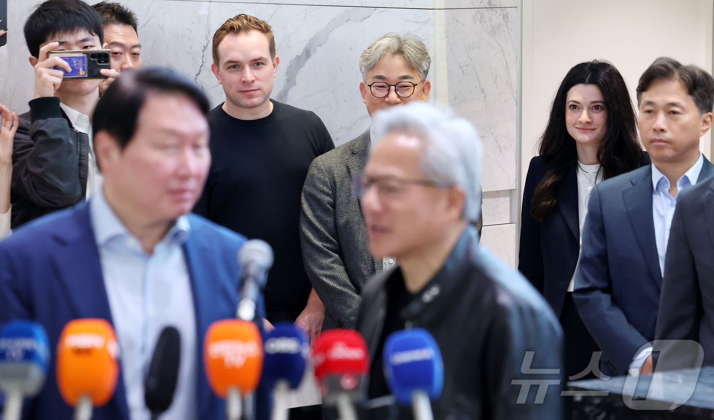 (서울=뉴스1) 김성진 기자 = 매디슨 황 엔비디아 옴니버스·로보틱스 제품 마케팅 수석이사가 8일 오전 서울 종로구 SK 서린빌딩에서 열린 엔비디아-SK 협력 관련 언론브리핑에서 …