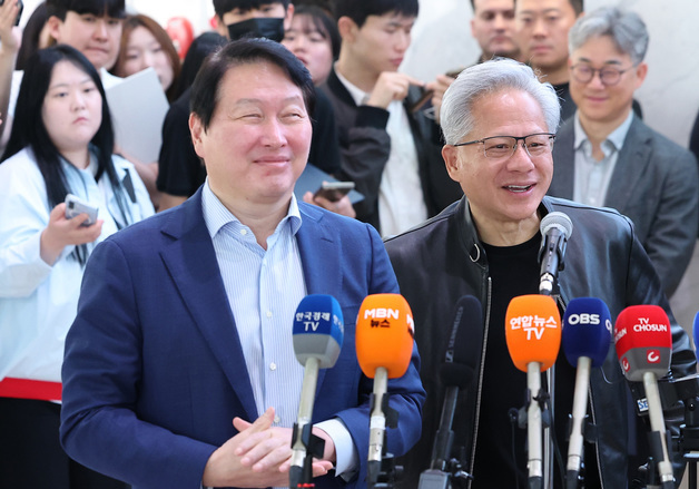 미소 짓는 최태원 회장·젠슨 황