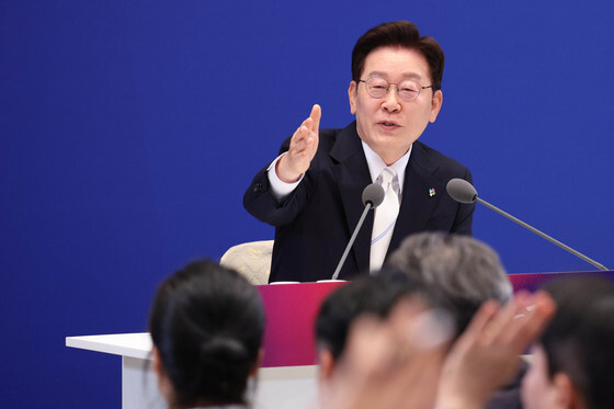 李대통령 "부동산 상승 압력 잘 막아와…서울 선거에 좋은 영향 많았을 것"