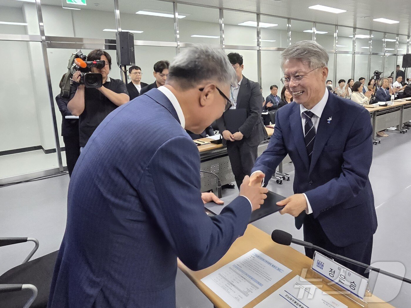 본문 이미지 - 민형배 전남광주특별시장 당선인이 8일 오전 나주혁신도시 빛가람복합문화체육센터에서 열린 전남광주대전환기획위원회 출범식에서 정은승 위원장에게 임명장을 전달하고 악수하고 있다. 2026.6.8 ⓒ 뉴스1 서충섭 기자