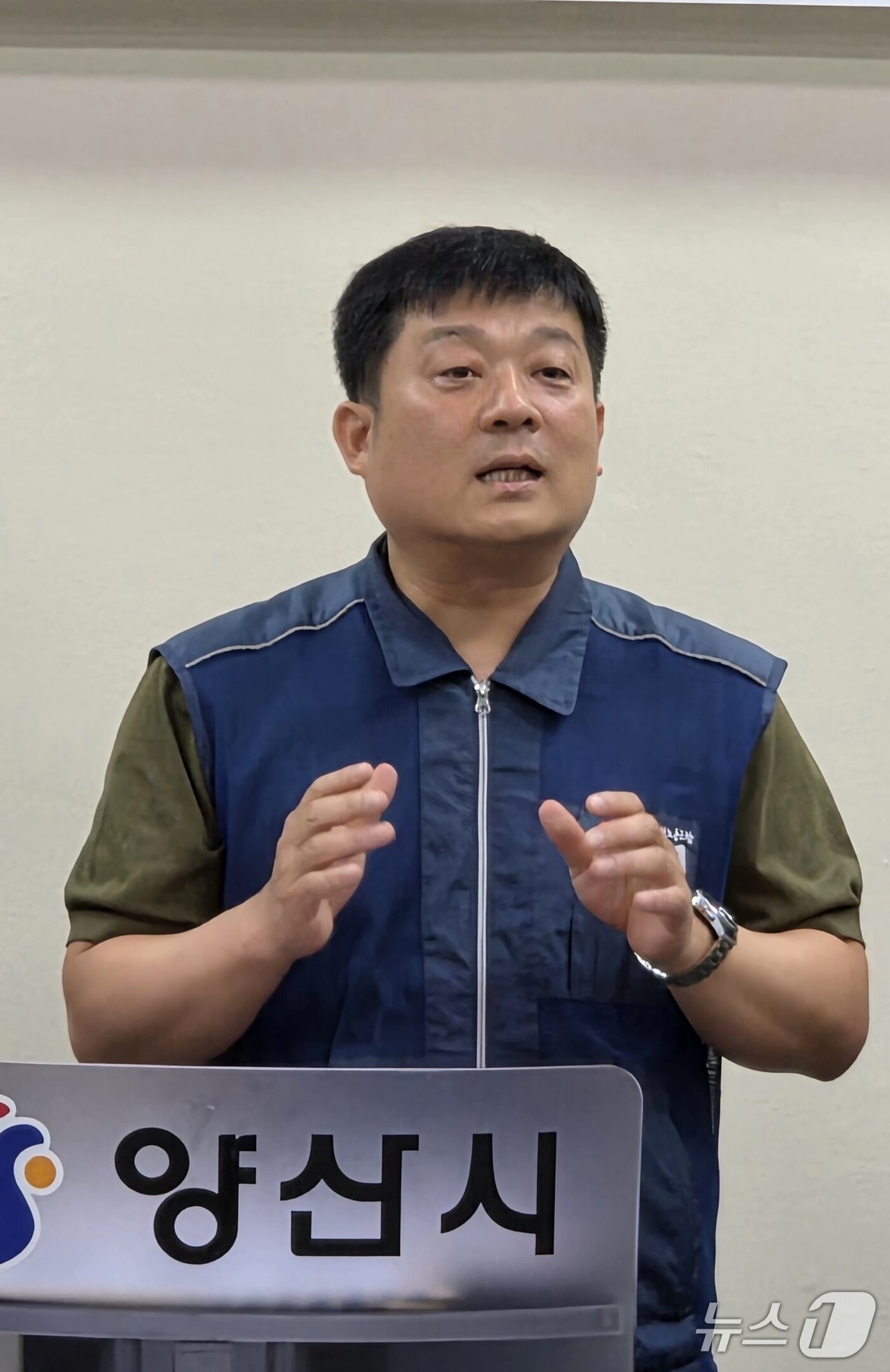 본문 이미지 - 김권준 공무원노조 양산지부장이 8일 기자회견장에서 기자들의 질문에 답하고 있다. 2026.6.8/뉴스1 ⓒ News1 임순택 기자