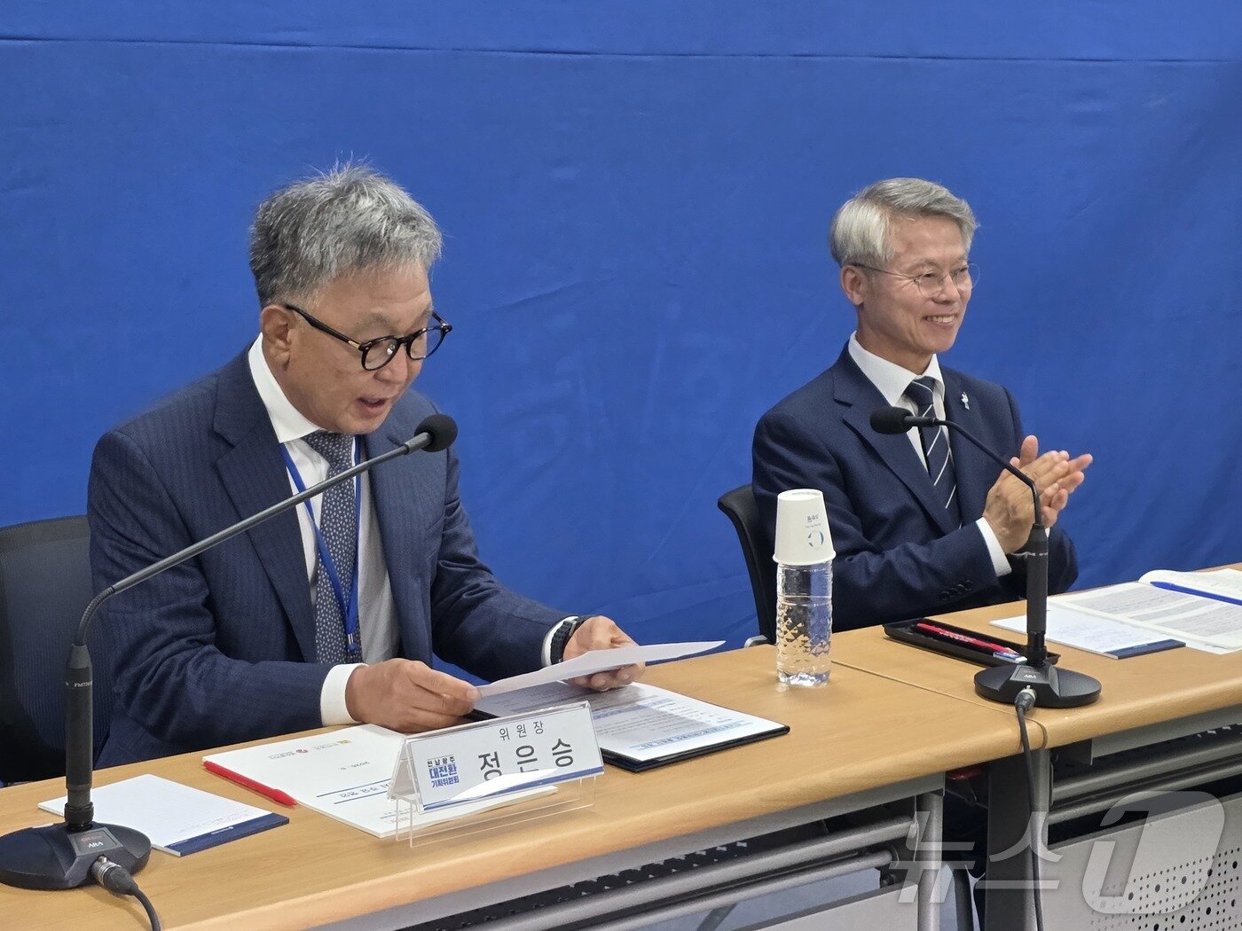 본문 이미지 - 삼성전자 DS부문 사장 출신인 정은승 전남광주대전환기획위원회 위원장이 8일 나주빛가람복합문화체육센터에서 열린 출범식에서 “젠슨 황이 데이터센터 짓게 하는 도시를 만들겠다”고 발언하자 민형배 전남광주특별시장 당선인이 박수를 치고 있다. 2026.6.8 ⓒ 뉴스1 서충섭 기자