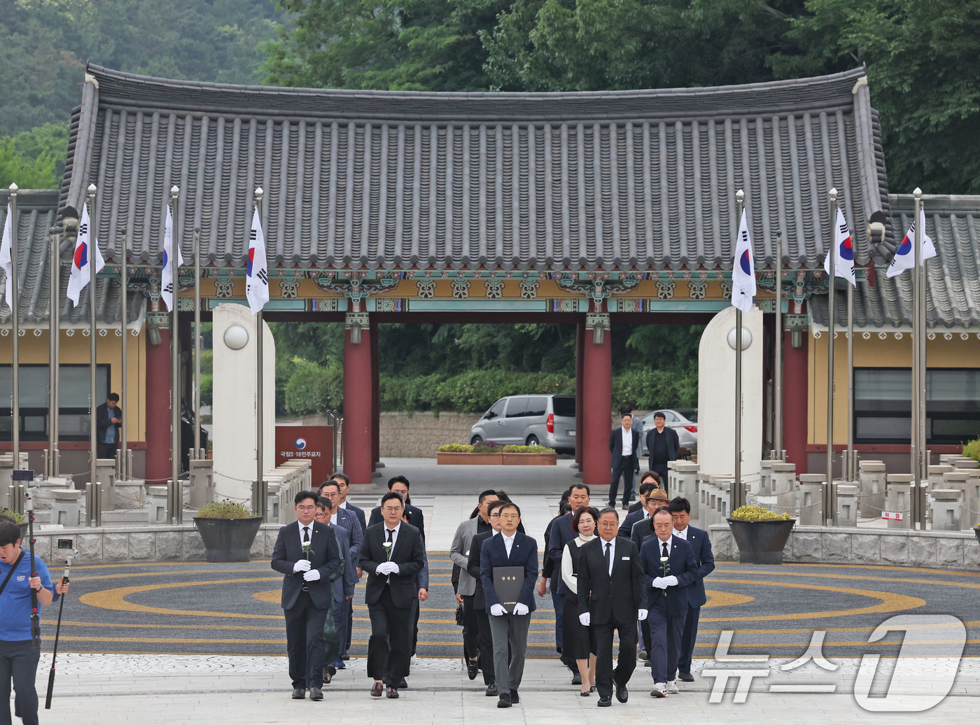 (광주=뉴스1) 박지현 기자 = 김상욱 울산시장 당선인이 8일 당선증을 가지고 광주 북구 운정동 국립5·18민주묘지를 찾아 참배를 위해 민주의문에서 입장하고 있다. 2026.6.8 …