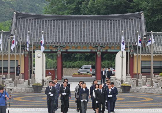 울신시장 당선증 들고 광주 찾은 김상욱