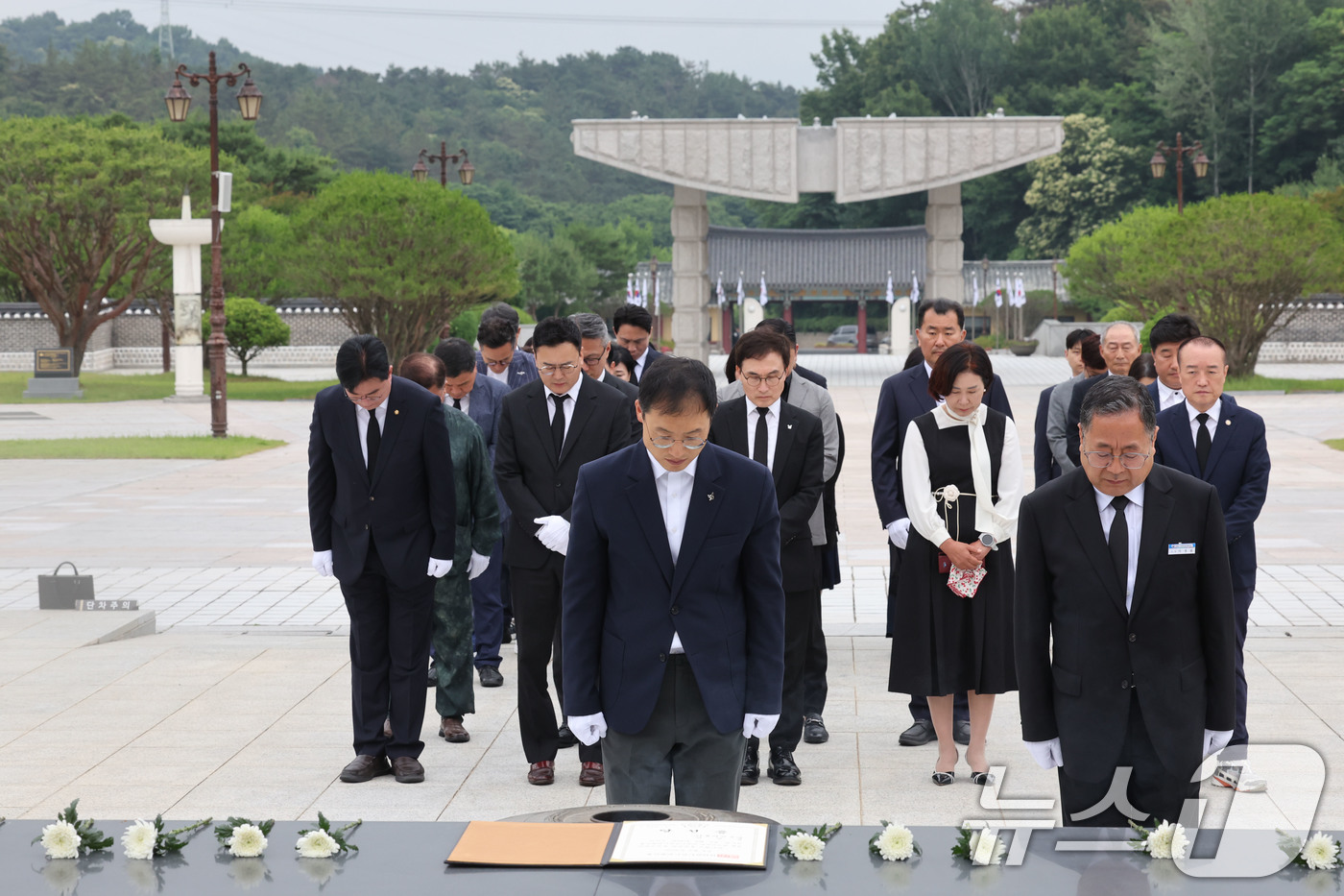 (광주=뉴스1) 박지현 기자 = 김상욱 울산시장 당선인이 8일 당선증을 가지고 광주 북구 운정동 국립5·18민주묘지를 찾아 오월영령에 묵념하고 있다. 2026.6.8/뉴스1