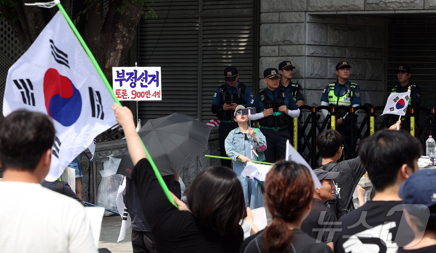 본문 이미지 - 제9회 전국동시지방선거 투표용지 부족 사태에 반발한 시민들이 8일 서울 송파구 올림픽공원 핸드볼경기장 개표소 앞에 모여 재선거를 요구하는 구호를 외치고 있다. 2026.6.8 ⓒ 뉴스1 김진환 기자